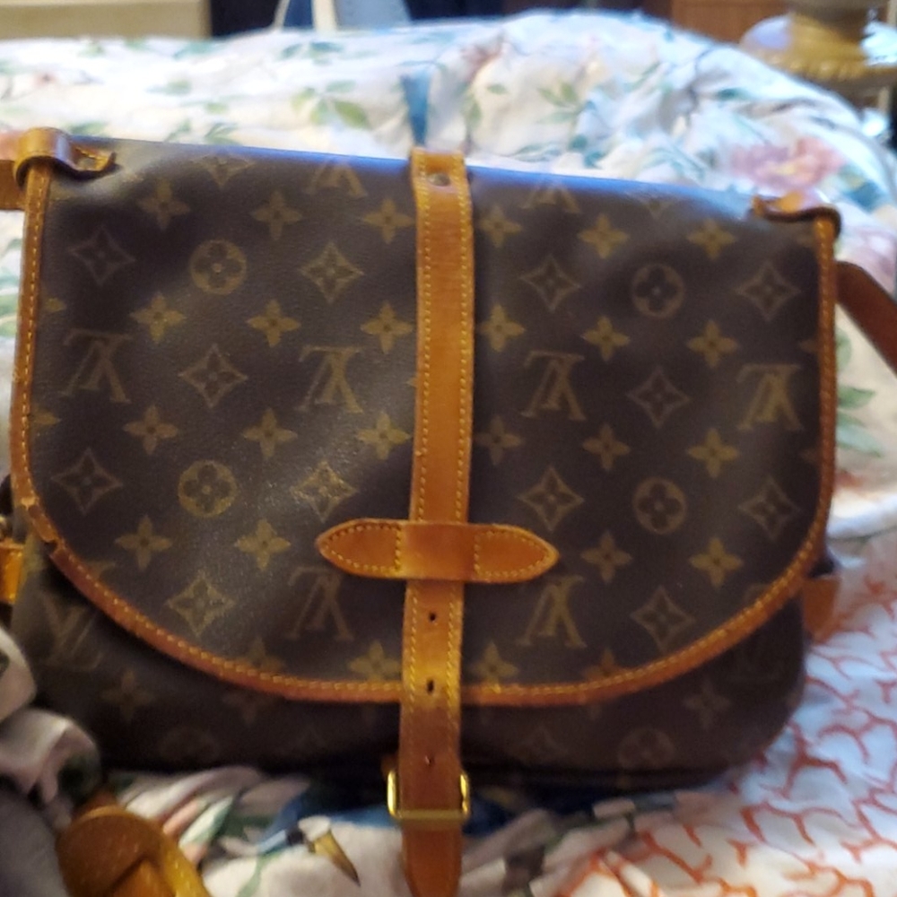 Crossbody Louis Vuitton handbag